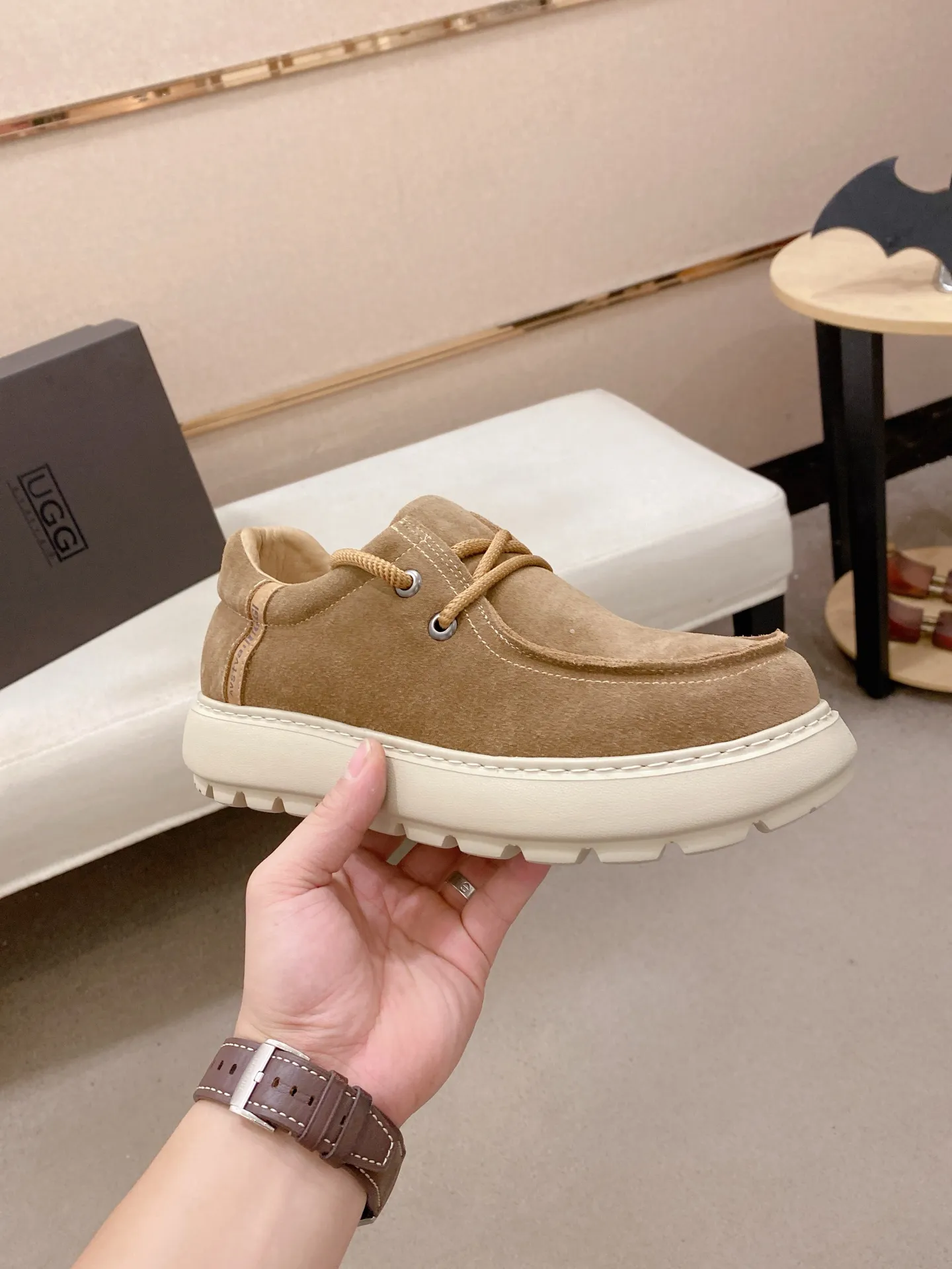 Factory price: 600💰New UGG fur-integrated men's simple and fashionable snow shoes. The most worth buying at the end of this year are warm casual shoes. Whether you are out and about at home, their comfortable and warm performance will be your most suitable fashion companion! The material is cowhide upper and imported wool is used inside. Two layers of cowhide for warmth and comfort! The eva+ rubber patch outsole is cushioned, non-slip and wear-resistant, and has good elasticity. It is light and wear-resistant, comfortable and soft, and the new simple cut is more fashionable. It has both practicality and fashion sense, so you no longer have to worry about how to match it in winter, while still maintaining your fashionable taste. High-quality genuine wool produced in Dongguan. The material depends on the details! Size: 39-40-41-42-43-44-45 sneaker size